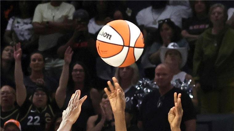Dildos beim Frauen-Basketball: WNBA-Spiel erneut gestört Spiele der WNBA wurden zuletzt mehrfach gestört - durch aufs Spielfeld geworfenes Sexspielzeug.