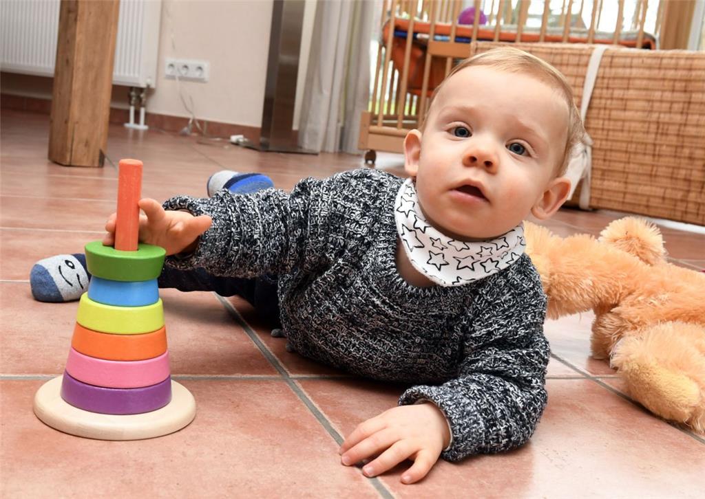 Spielen macht Spaß: Emil robbt und erkundet die Wohnung.