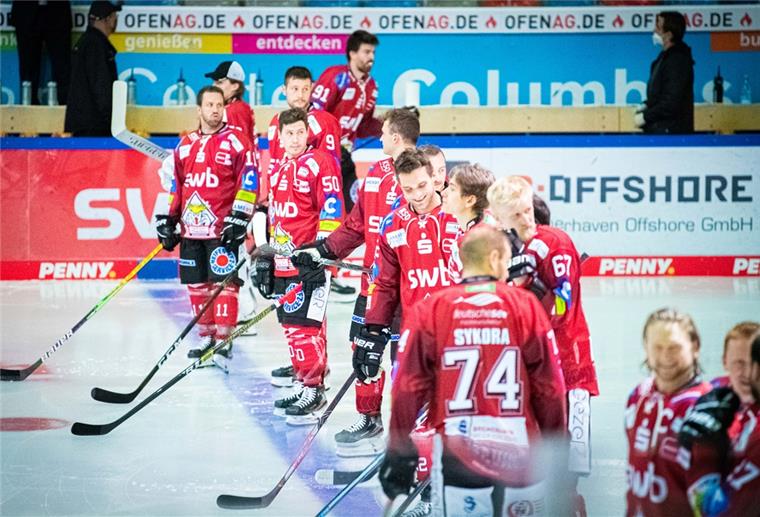 Alle Tore im Video: Fischtown Pinguins schlagen auch Wolfsburg Spieler der Fischtown Pinguins stehen vor Spielbeginn zum Gruß an den Gegner bereit