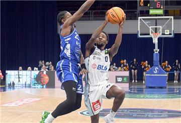 Spielmacher Elijah Miller (rechts) hat großen Anteil an der tollen Saison der Eisbären.