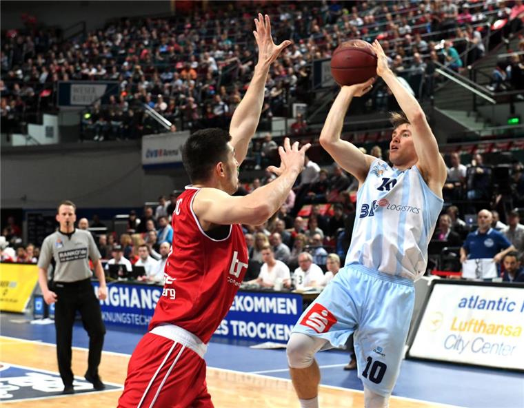 Spielmacher Jordan Hulls (rechts) muss mit den Eisbären weiter um den Klassenerhalt bangen.