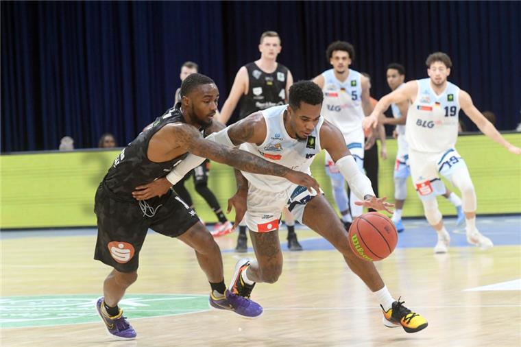 Die Eisbären gewinnen das Spitzenspiel gegen Jena Spielmacher Kasey Hill (rechts) führte die Eisbären zum Heimsieg gegen Jena.
