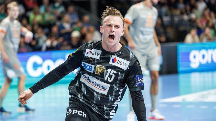 Spielmacher Tobias Gröndahl bejubelt den Heimsieg gegen Aalborg.