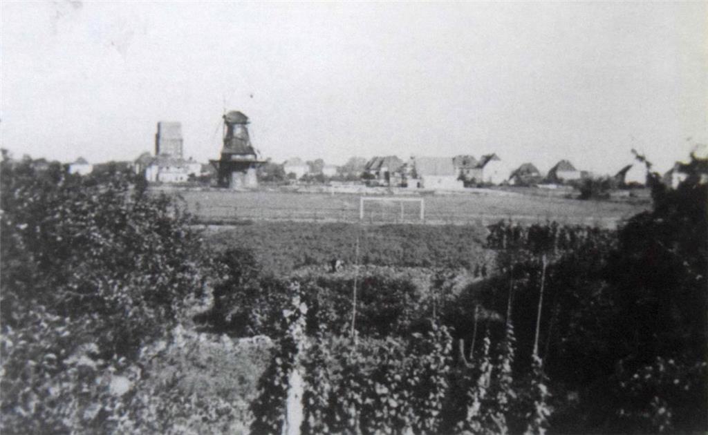 Spielplatz des VfL Wulsdorf (heute Lüneburger Straße) in den 1930er Jahren. Im H...