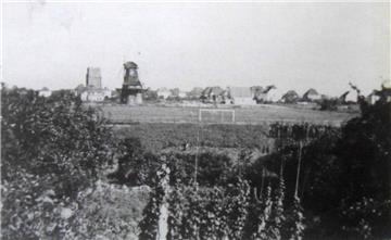 Spielplatz des VfL Wulsdorf (heute Lüneburger Straße) in den 1930er Jahren. Im H...