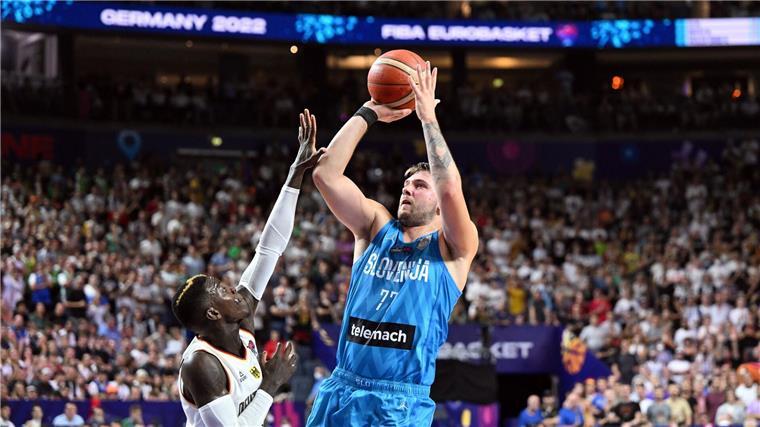 Basketballer testen vor EM gegen NBA-Superstar Doncic Spielten auch bei EM und WM gegeneinander: Schröder und Doncic.