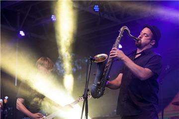 Spielten mit viel Herz, aber vor wenig Publikum: Die Punkrock-Reggae-Band mit Fr...