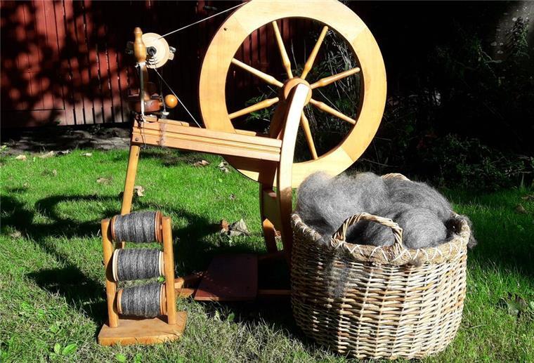 Wollmarkt in Midlum: Vom Schaf bis zur fertigen Wolle Spinnrad und Wolle dürfen beim Wollmarkt in Midlum natürlich nicht fehlen.