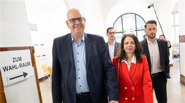 Spitzenkandidat der SPD in Bremen Andreas Bovenschulte und seine Partnerin Kerstin Krüger geben im Wahllokal ihre Stimmen ab.