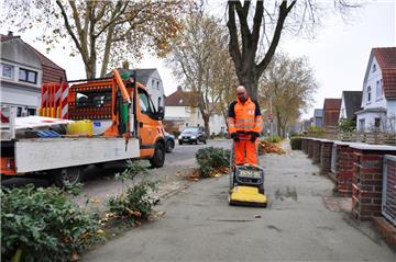 Splitt statt schief stehender Gehwegplatten. Die Hansingstraße in Nordenham wird für Fußgänger sicherer.
