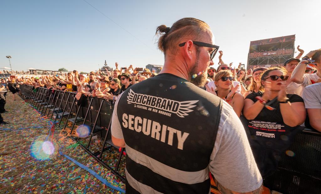 Spontaner Auftritt von Madsen beim Deichbrand-Festival. Die Fans sind erwartungs...