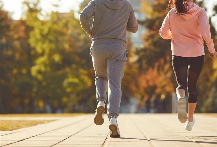 Zwei Menschen beim Joggen