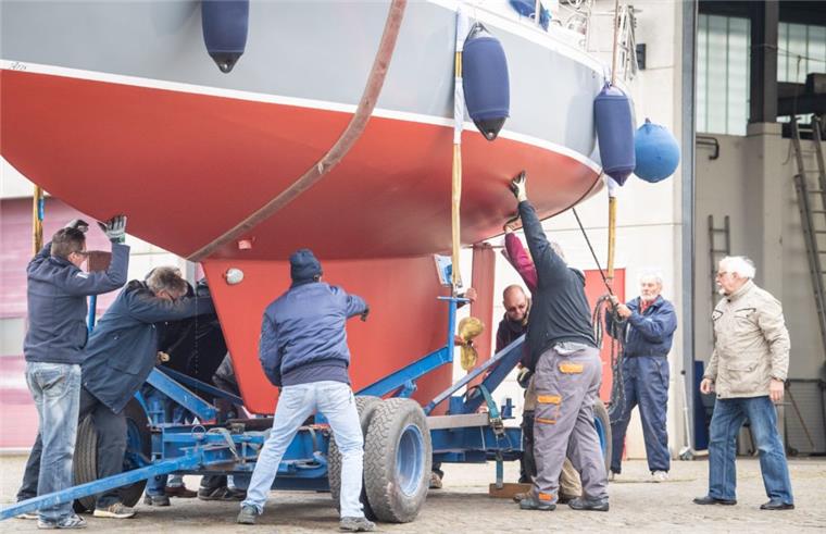 Sport- und Segelboote privater Eigner werden im Cityport in der Deichstraße für die neue Saison zu Wasser gelassen.