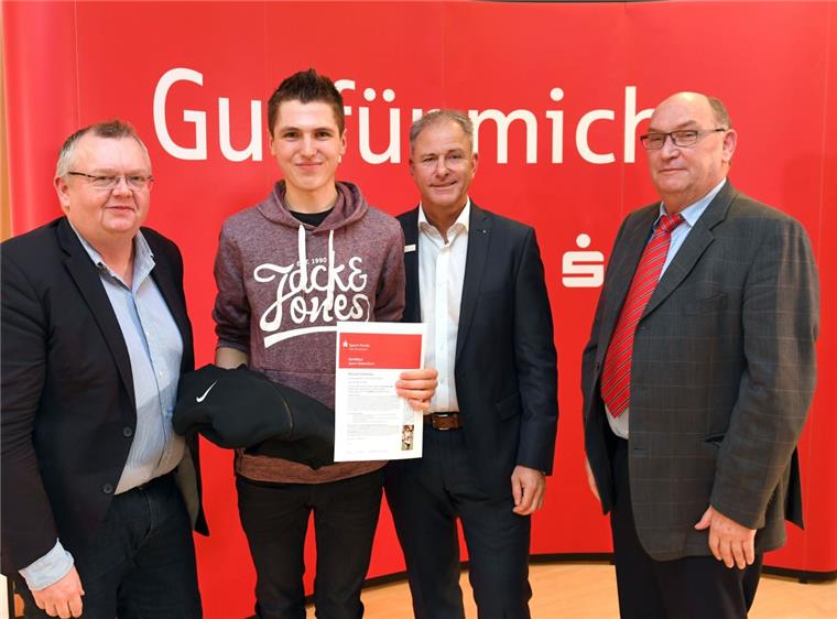 Sportdezernent Torsten Neuhoff (links) sowie Wespa-Vorstandsmitglied Alexander zu Putlitz und KSB-Vorsitzender Edmund Stolze (rechts) übergeben das Sportstipendium an Triathlet Rouven Salewsky.