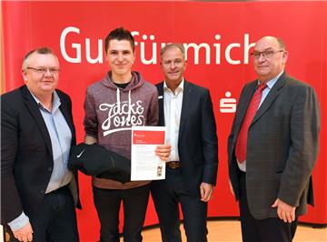Sportdezernent Torsten Neuhoff (links) sowie Wespa-Vorstandsmitglied Alexander zu Putlitz und KSB-Vorsitzender Edmund Stolze (rechts) übergeben das Sportstipendium an Triathlet Rouven Salewsky.