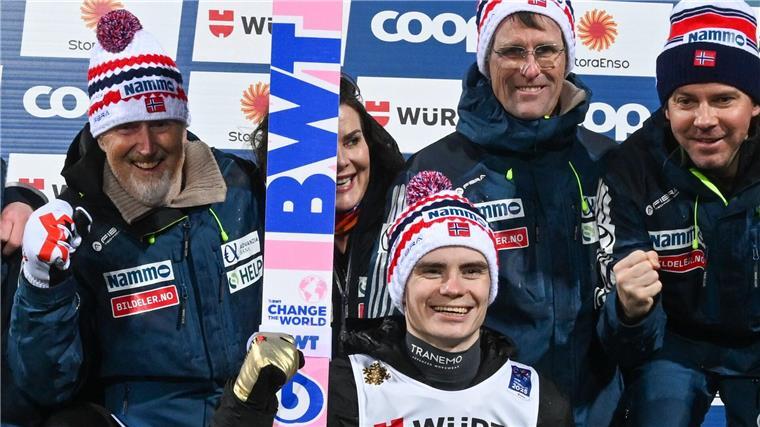 Betrug in der Stadion-Loge: Skispringer suchen Schuldige Sportdirektor Aalbu beim Goldjubel auf der Normalschanze.