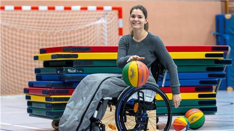 Sportlehrerin Sina Wiedemeier in der Turnhalle der Grundschule.