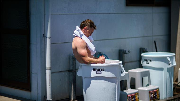 Macht ein Eisbad Sportlerinnen schneller wieder fit? Sportlerinnen und Sportler nehmen nach dem Training manchmal ein Eisbad, um Muskelkater vorzubeugen.