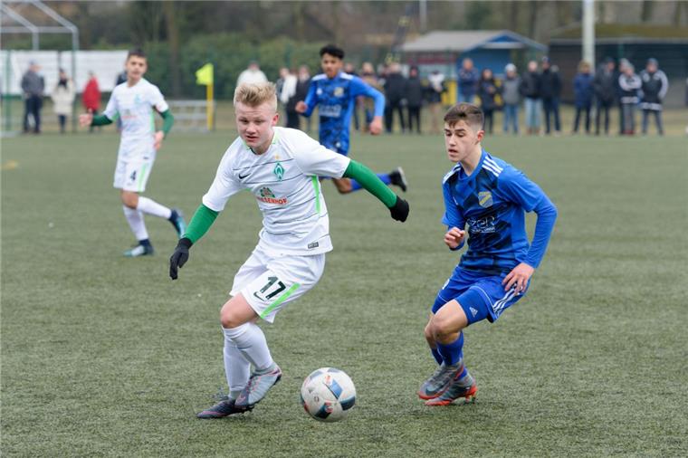 Sportlich haben die U15-Kicker des TuSpo Surheide in der Regionalliga überzeugt  wie hier in packenden Duelle mit den Talenten von Werder Bremen.
