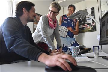 Sportlich unterwegs: Radio Bremen Sportreporter Lars Schweinhage bereitet sein Interview mit den Stadionsprechern Wolfgang Loock (Eisbären Bremerhaven) und Felix Behnert (Fischtown Pinguins) für den Druck in der Zeitung vor. Damit am Ende auch alles auf die Seite passt, hilft Sport-Redakteurin Ute Schröder.