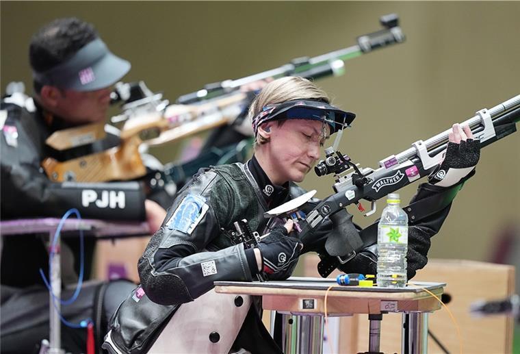 Sportschützim Natascha Hiltrop (vorne) hat bei den Paralympics bereits Gold und Silber geholt. Jetzt darf sie die deutsche Fahne bei der Abschlussfeier tragen.