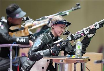 Sportschützim Natascha Hiltrop (vorne) hat bei den Paralympics bereits Gold und Silber geholt. Jetzt darf sie die deutsche Fahne bei der Abschlussfeier tragen.