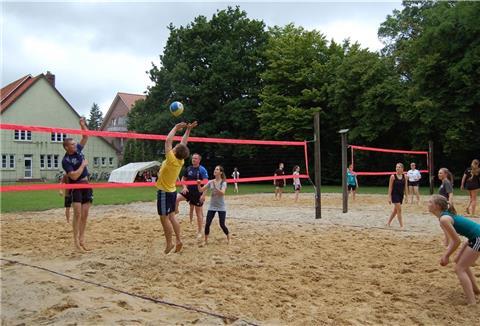 Sportvereine kommen in den Genuss von Lockerungen nach der Zwangspause in der Coronazeit. Aber bis wieder fröhlich Beach-Volleyball gespielt werden kann wie hier auf diesem Archiv-Foto, wird noch etwas Zeit vergehen.