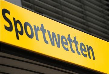 Ein Schild mit dem Schriftzug "Sportwetten" hängt in Bremen an einer Häuserfassade