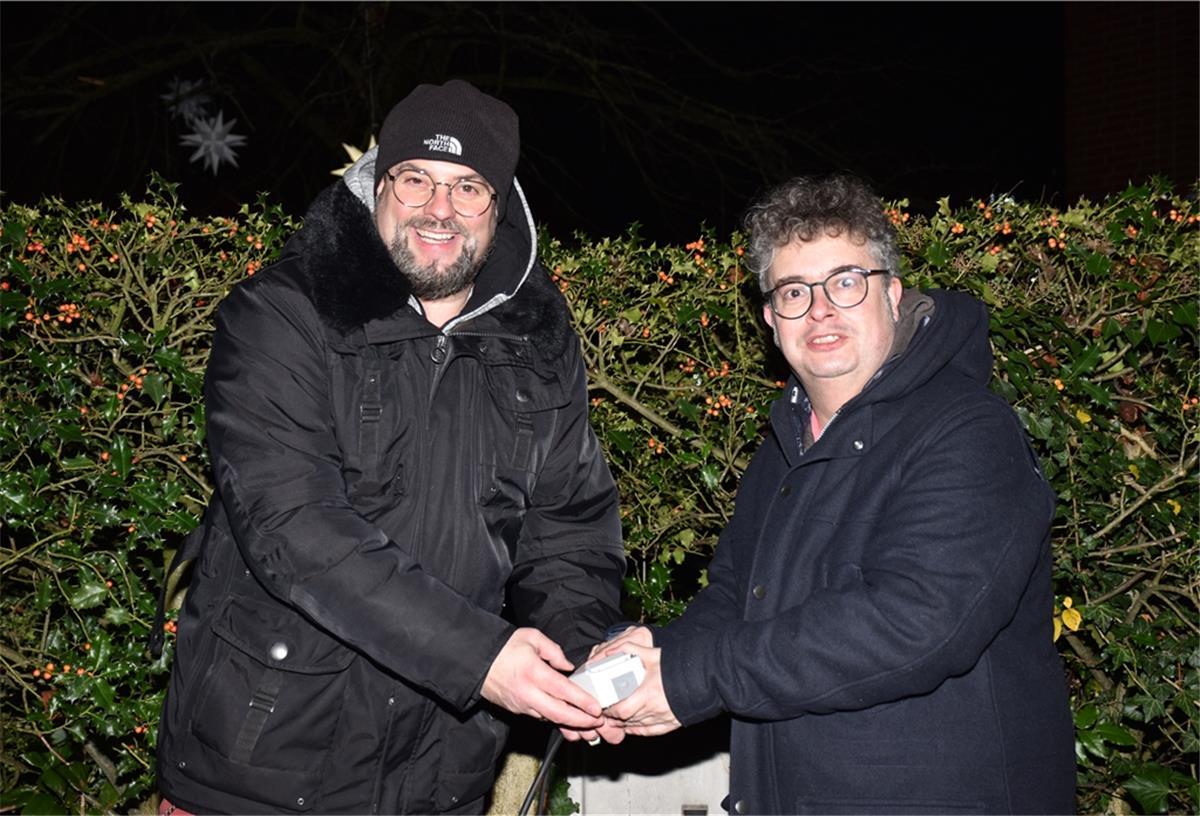 Selsingen macht die Lichter an Spot on: Jan Dirk Bornemann (links) und Ulf-Johannes zum Felde schalten die Weihnachtsbeleuchtung ein.