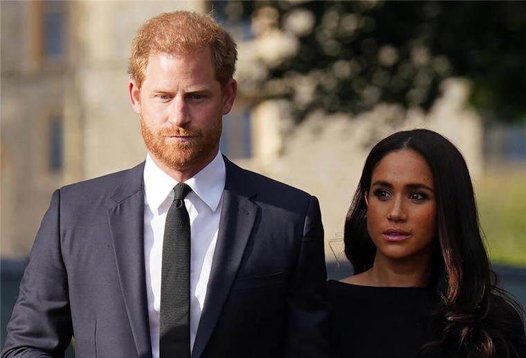 ARCHIV - 10.09.2022, Großbritannien, Windsor: Prinz Harry, Herzog von Sussex, und seine Frau Meghan, Herzogin von Sussex, treffen nach dem Tod der britischen Königin auf Schloss Windsor ein. (zu dpa "Spotify beendet Zusammenarbeit mit Harry und Meghan vorzeitig") Foto: Kirsty O'connor/PA Wire/dpa +++ dpa-Bildfunk +++