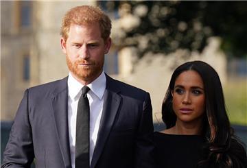 ARCHIV - 10.09.2022, Großbritannien, Windsor: Prinz Harry, Herzog von Sussex, und seine Frau Meghan, Herzogin von Sussex, treffen nach dem Tod der britischen Königin auf Schloss Windsor ein. (zu dpa "Spotify beendet Zusammenarbeit mit Harry und Meghan vorzeitig") Foto: Kirsty O'connor/PA Wire/dpa +++ dpa-Bildfunk +++