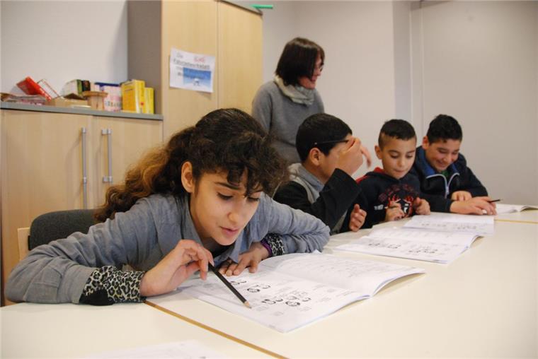 Familienzentrum wird zum Treffpunkt für Flüchtlinge Sprache als Basis (von links): Zainab (12), Mustafa (10), Mohamad (9) und Lewin (15) lernen mit der pensionierten Lehrerin Veronika Nass. Foto Fixy