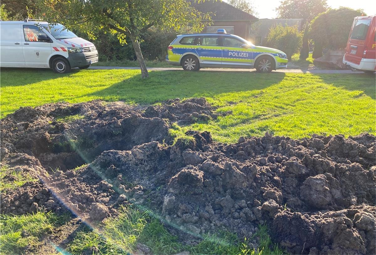 Weltkriegsgranate in Nordenham gesprengt Sprengmeister Michael Crölle musste die Handgranate, die an einer Gasleitung lag, selbst auf den angrenzenden Spielplatz tragen, um sie dort zu sprengen.
