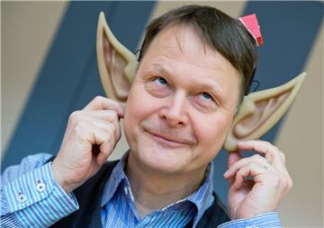 Sprichwortexperte Rolf-Bernhard Essig zeigt, wie einfach es ist, die Ohren zu spitzen. Er ist der  Kurator der Sonderausstellung über Redewendungen  "Mein Name ist Hase", die vom 19. Februar bis 5. Juni im Museum für Kommunikation in Nürnberg  zu sehen ist. Foto Karmann/dpa