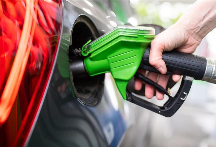 ARCHIV - 06.09.2020, Bayern, München: Eine Frau hält an einer Tankstelle an einer Zapfsäule eine Zapfpistole in der Hand und betankt ein Auto . (zu dpa: «Festivals, Tanken, 9-Euro-Ticket: Das bringt der Juni») Foto: Sven Hoppe/dpa +++ dpa-Bildfunk +++