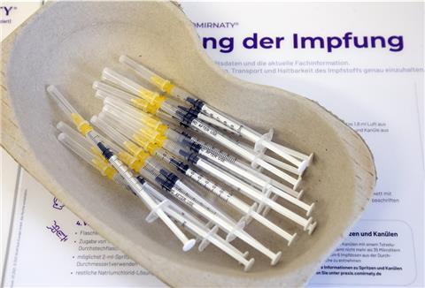 Spritzen mit Impfserum liegen für die Booster-Impfung bereit. 
