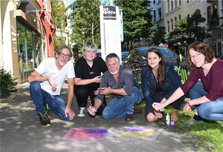 Sprüht für die Artspace (von links): Das Organisationsteam Robert Worden (Förderverein „Die Alte Bürger“), Swantje Schäfer (Assistenz), Quartiersmeister Jens Rillke, Marie Garms und Annika Jaeger (Kulturamt). Auf dem Bild fehlt Grafikerin Anika Huhle.
