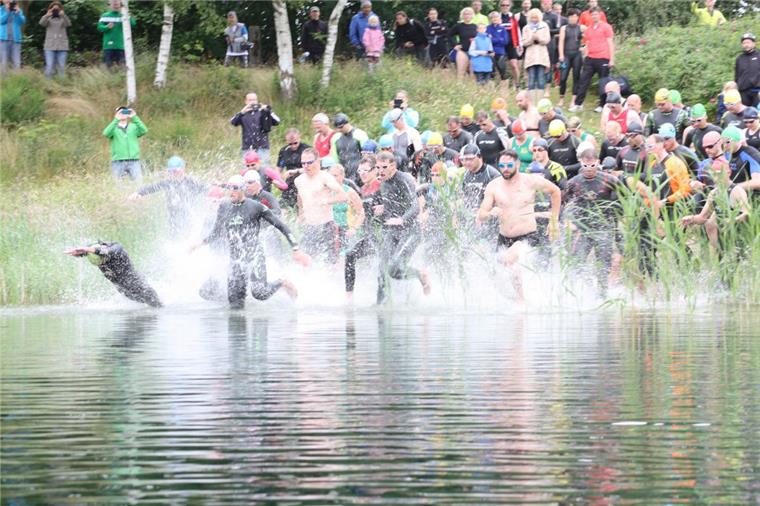 2. Uthleder Volkstriathlon: Zu Beginn geht’s gleich ins kühle Nass Sprung in die Fluten des Grienenbergsees bei Uthlede: Die Teilnehmer freuten sich darüber, dass die Temperaturen nicht so hochsommerlich wie im vergangenen Jahr waren.