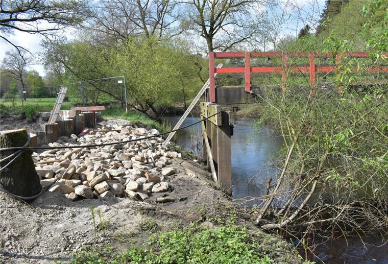 Brückenbau über einen Fluss