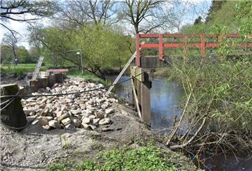 Brückenbau über einen Fluss