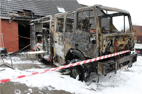 Spuren des Großfeuers: Das Tanklöschfahrzeug der Ortswehr Neuenwalde hat nur noch Schrottwert.  Foto Rottmeir