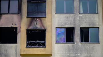 Spuren vom Feuer, das am späten Donnerstagabend ausgebrochen war, sind am Krankenhaus zu sehen.