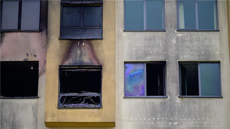 Spuren vom Feuer, das am späten Donnerstagabend ausgebrochen war, sind am Krankenhaus zu sehen.