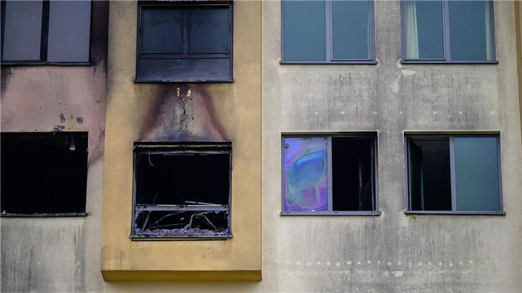 Spuren vom Feuer, das am späten Donnerstagabend ausgebrochen war, sind am Krankenhaus in Uelzen zu sehen.