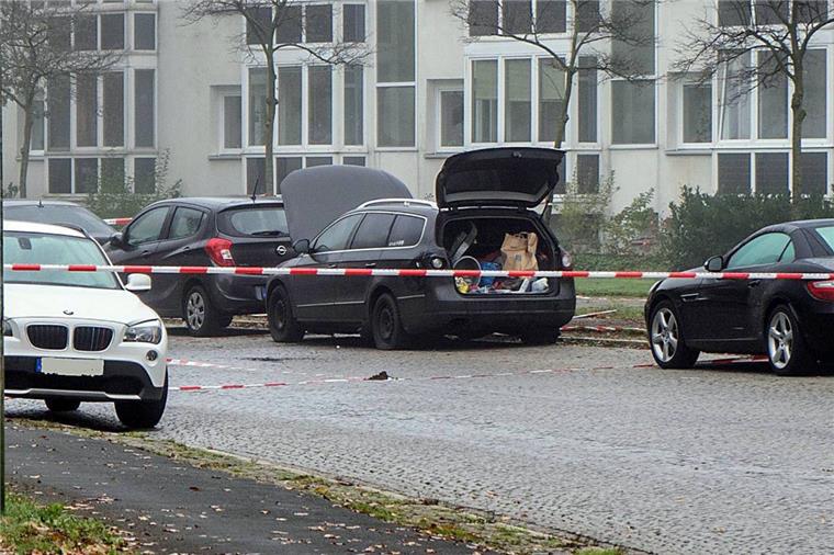 Explosion in Bremer Wohngebiet: Es war eine Handgranate Spurensicherung am Morgen: Der durch die Explosion beschädigte VW Passat auf dem Parkplatz in der Wilseder-Berg-Straße in Bremen.