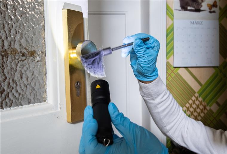 Spurensicherung in der Wohnung eines Opfers.