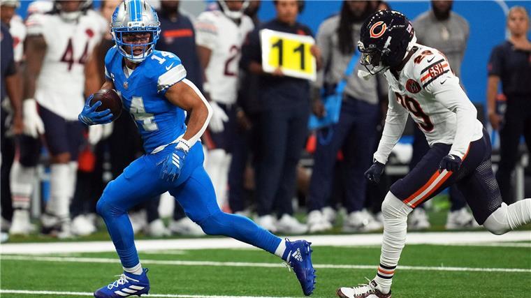 NFL-Premiere für St. Brown: Drei Touchdowns in einem Spiel St. Brown (links) war für die Verteidigung der Bears nicht zu fassen.