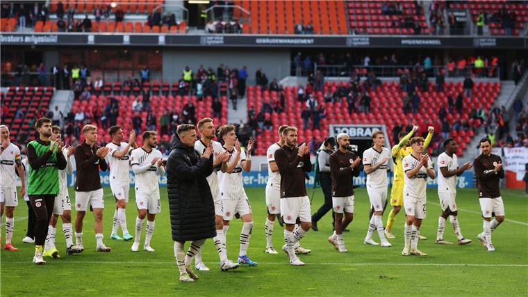 Erster Bundesliga-Sieg seit 13 Jahren: St. Pauli erleichtert St. Pauli hat in Freiburg 3:0 gewonnen.