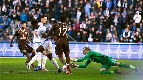 St. Pauli scheitert auch hier mit einer Offensivaktion.