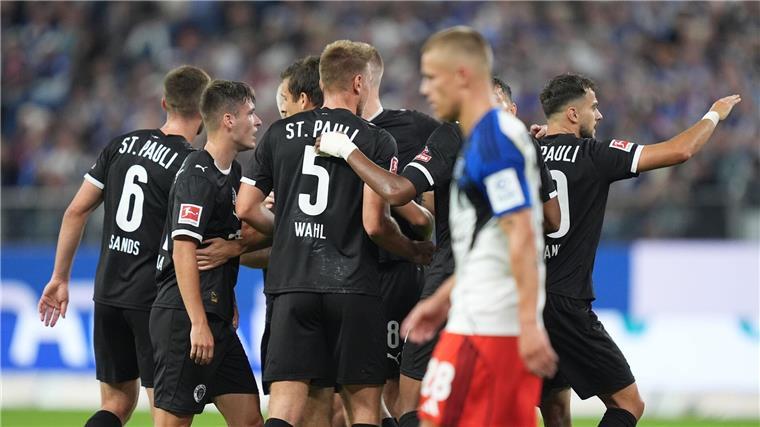 Hamburgs Nummer eins: St. Pauli besiegt HSV mit 2:0 St. Paulis Spieler jubeln nach dem Treffer zum 0:1.
